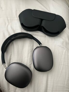 AIRPODS MAX in Space Gray with Carrying Case